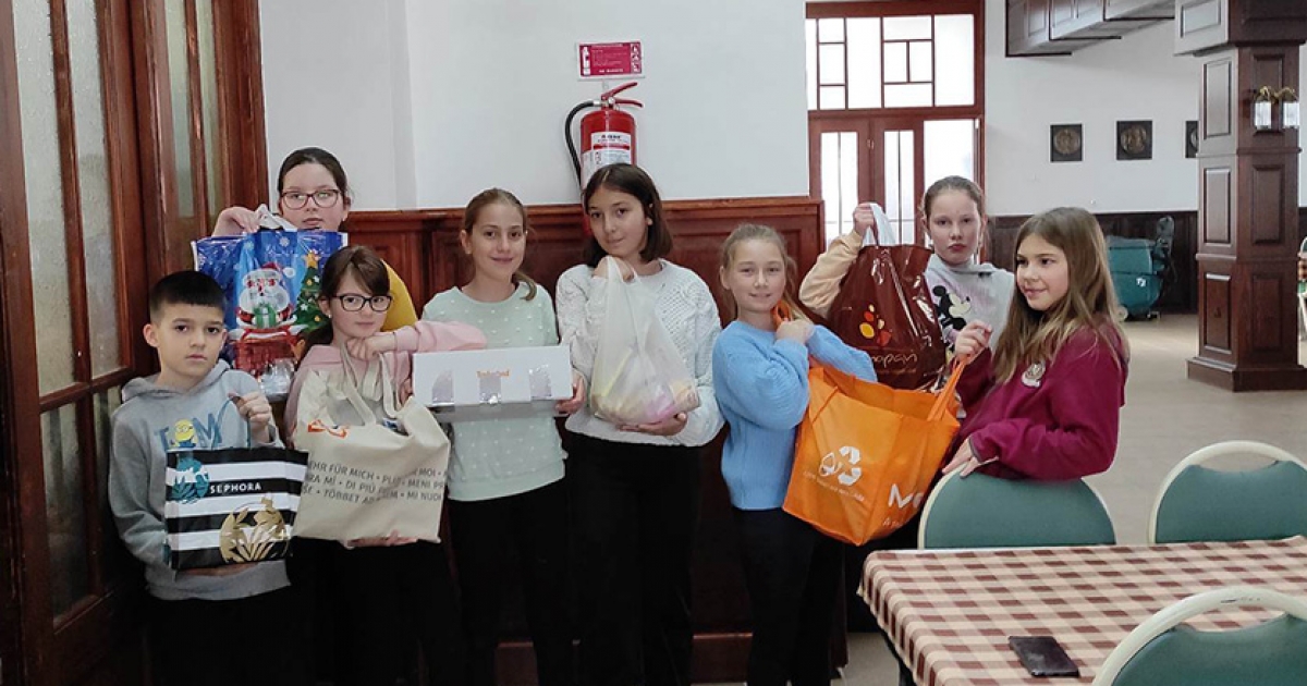 Adományt gyűjtöttek a diákkezek